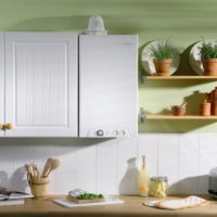 Dizajn interijera kuhinje s plinskim bojlerom na zidu