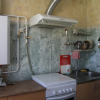 Open placement of a geyser in the kitchen of an old house