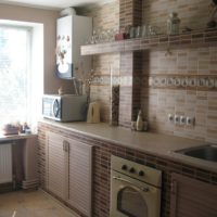 Finishing the kitchen working area with ceramic tiles