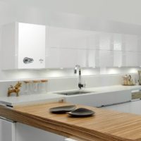 Interijer bijele kuhinje s plinskim grijačem vode