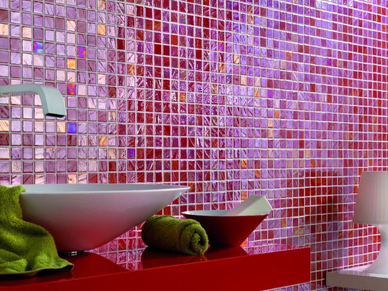 Ukrašavanje kupaonice crvenim mozaičkim pločicama