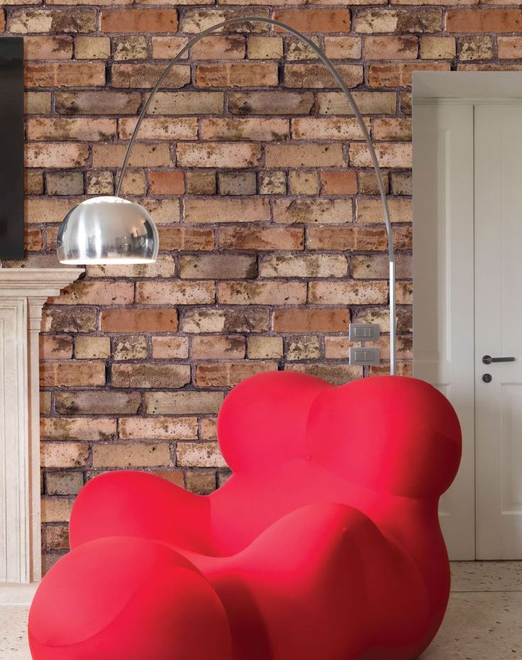 Fauteuil rouge fantaisie contre un mur de briques