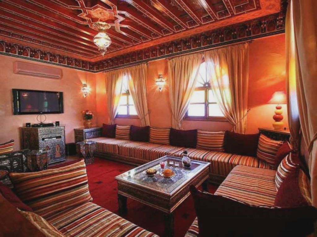 Crvena boja u unutrašnjosti marokanske dnevne sobe