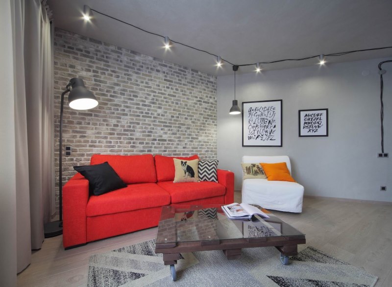 Divano rosso con interni in stile loft grigio