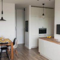 Table en bois lunchy aux murs blancs