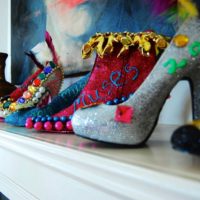 Decorazione d'interni con scarpe originali decorate