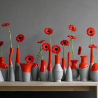 Décoration d'intérieur avec des vases faits maison de vieilles bouteilles