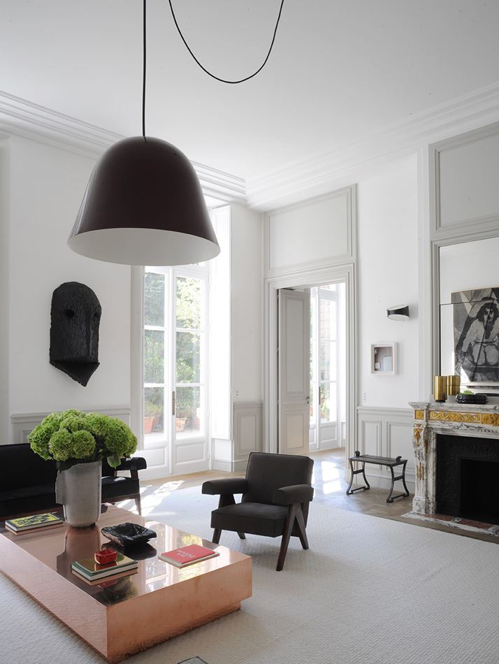 Lampadario con soffitto nero all'interno del soggiorno con soffitto sbiancato