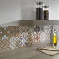 Mosaico in ceramica con ornamenti orientali