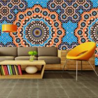 Marokanski mozaik nad kaučem za dnevnu sobu