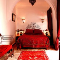 Crvena boja u dizajnu spavaće sobe orijentalnog stila