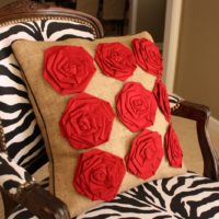 Mawar merah pada bantal burlap