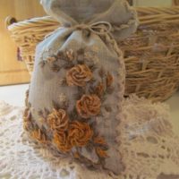 Sac en toile de jute avec roses en fil