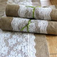 Nappe pour la table de cuisine en toile de jute et dentelle