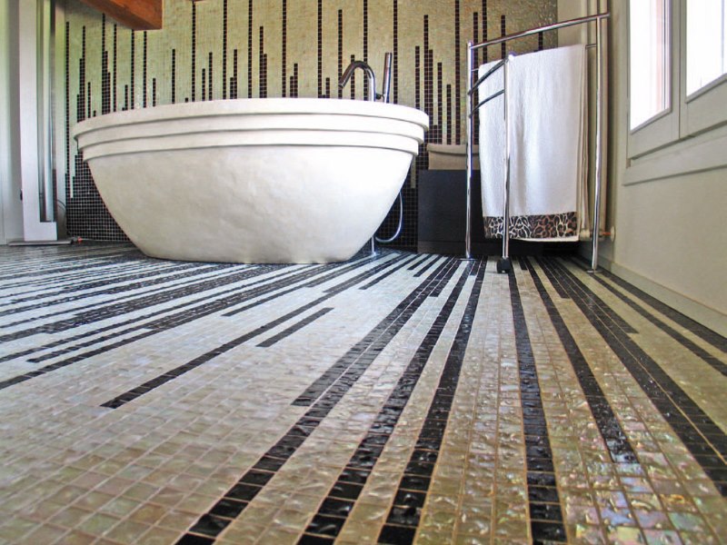 Keramički mozaik na podu kupaonice gradskog stana