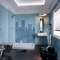 Plavi mozaik u unutrašnjosti kupaonice