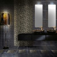 Tamna kupaonica s keramičkim mozaikom