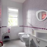 Decorazione del bagno in colori vivaci