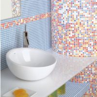 Šareni mozaik u dizajnu kupaonice