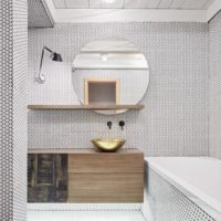 Bijela šesterokutna obloga od mozaika u kupaonici