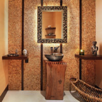 Interijer kupaonice u antičkom stilu