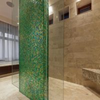 Pregrada za kupaonicu sa zelenom mozaičnom oblogom