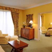 Intérieur de la chambre jaune