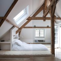 Chambre blanche dans le grenier d'une maison allemande