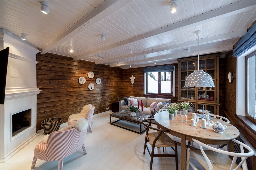 Soffitto in legno bianco nella cucina di una casa di campagna