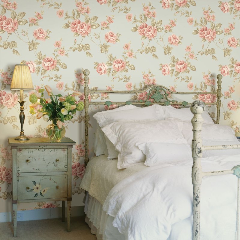 Dekoracija zida spavaće sobe cvjetnim tapetama u rustičnom stilu