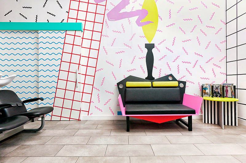 Combining kitsch style living room wallpaper