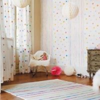 Tapete s malim ukrasima u sobi za novorođenče