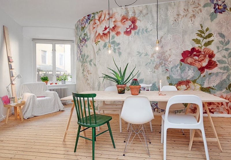 Beau papier peint avec de grandes fleurs dans le salon d'une maison privée