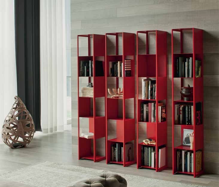 Scaffali di libri insoliti in rosso