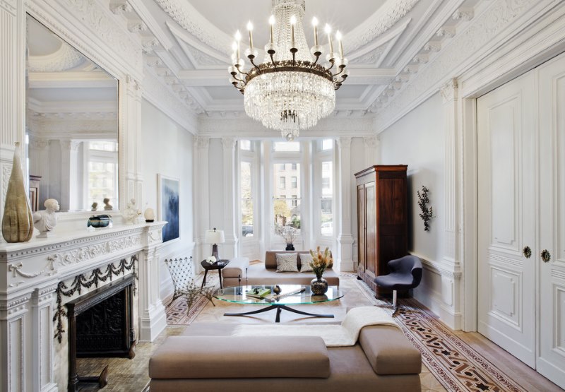 The interior of the hall of a country house with stucco molding on the ceiling