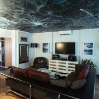 Soffitto teso con l'immagine del cielo stellato