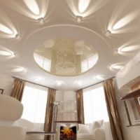 Originale evidenziando il soffitto teso