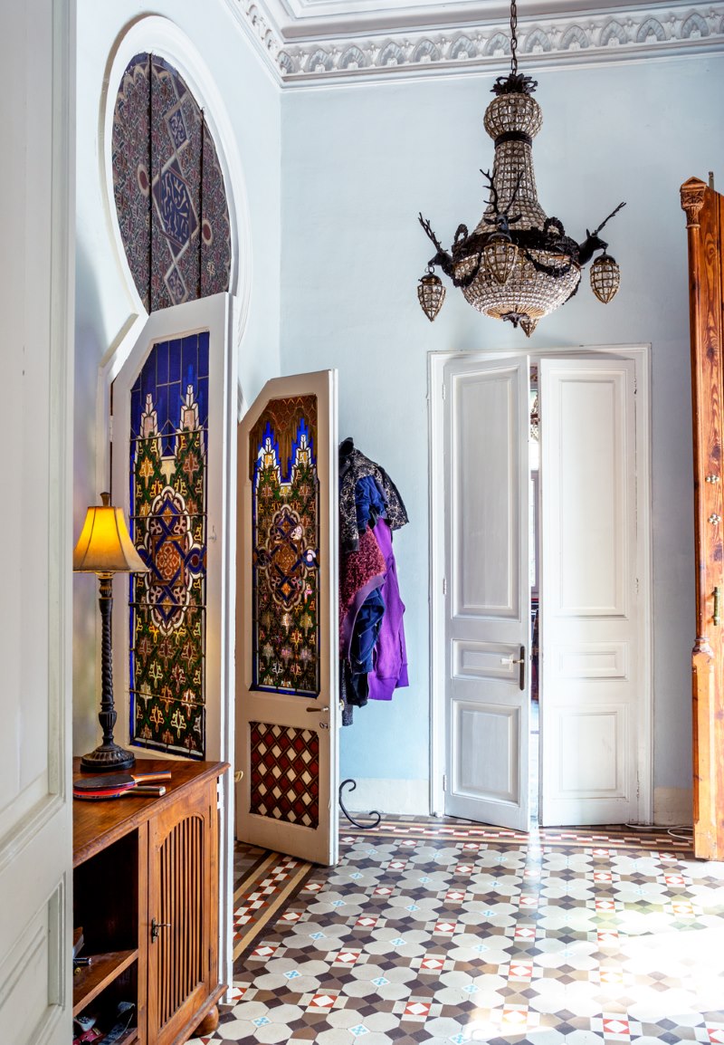 Vrata s vitražima u predvorju marokanskog stila