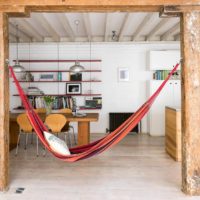 Hammock di ruang tamu sebuah rumah negara