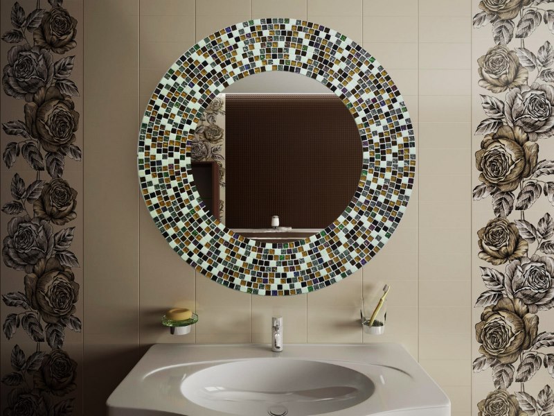 Ogledalo s mozaičnim okvirom u kupaonici