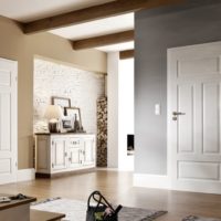 Travi in ​​legno su un soffitto bianco