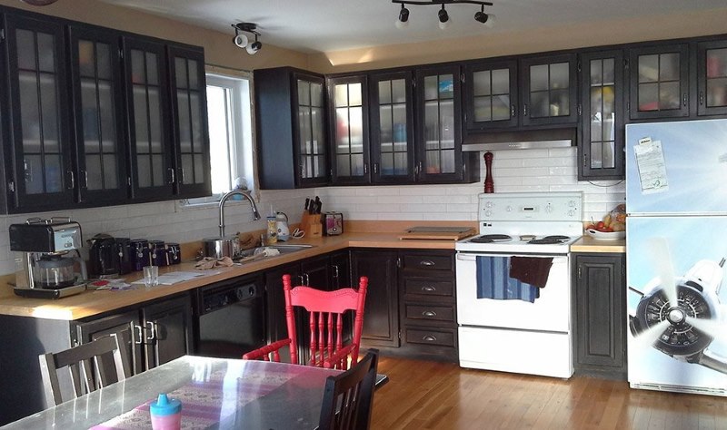 Kitchen set with dark trim and red chair