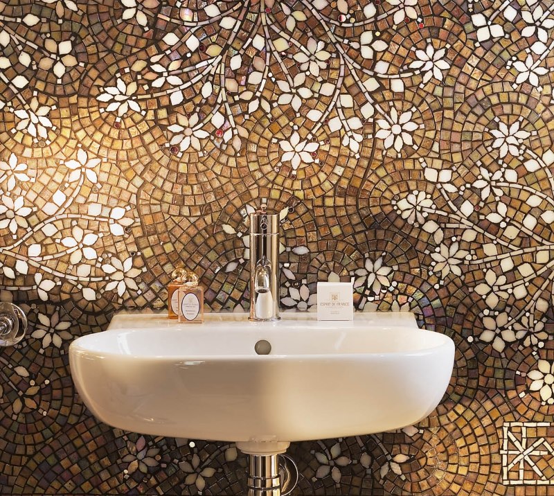 Zidna dekoracija u kupaonici s keramičkim mozaikom