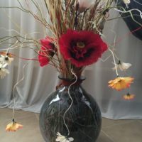 Prekrasno cvijeće u staklenoj podnoj vazi