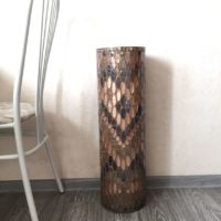 Laminatna vaza od bakra na podu