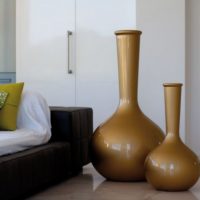 Dekor spavaće sobe s vazama različitih veličina