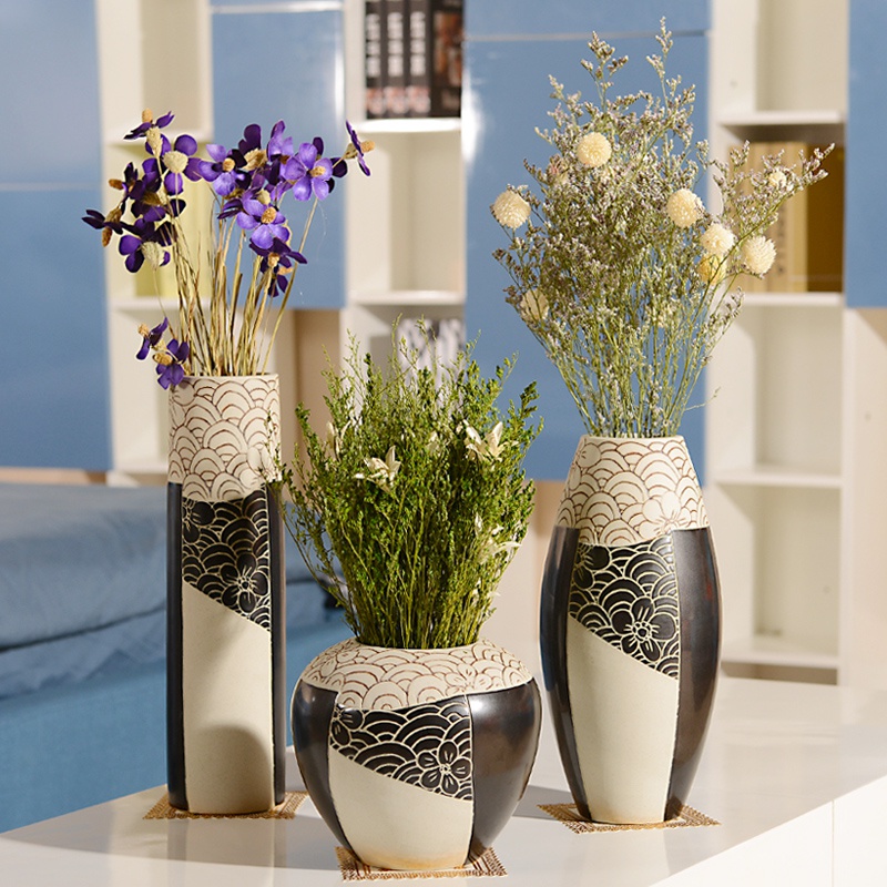 Crno-bijele podne vaze s biljkama
