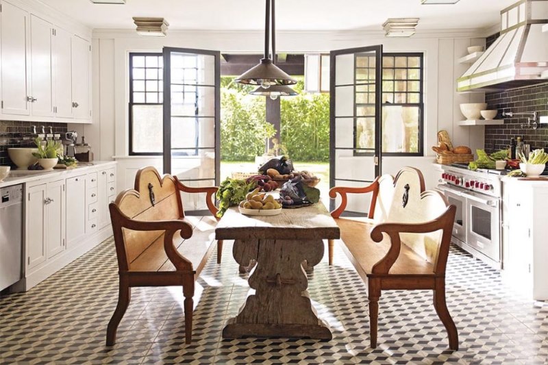 Design rustic kitchen with door to the garden