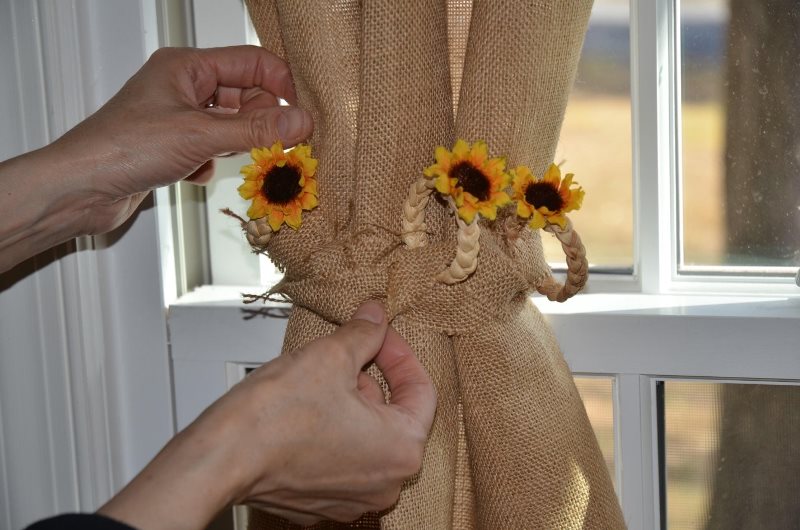 Burlap curtain flower arrangement