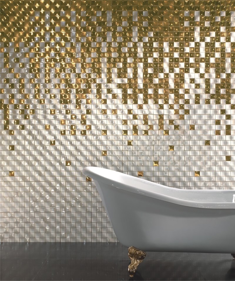 Bijela kupka na pozadini zida sa zlatnim mozaikom